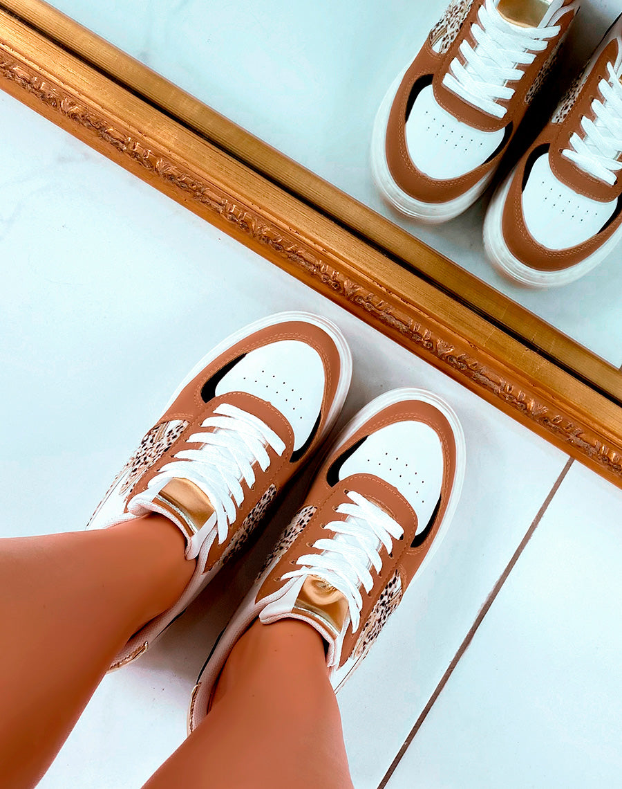 Baskets blanches à empiècements camel et dorées et détails éclair motifs léopard