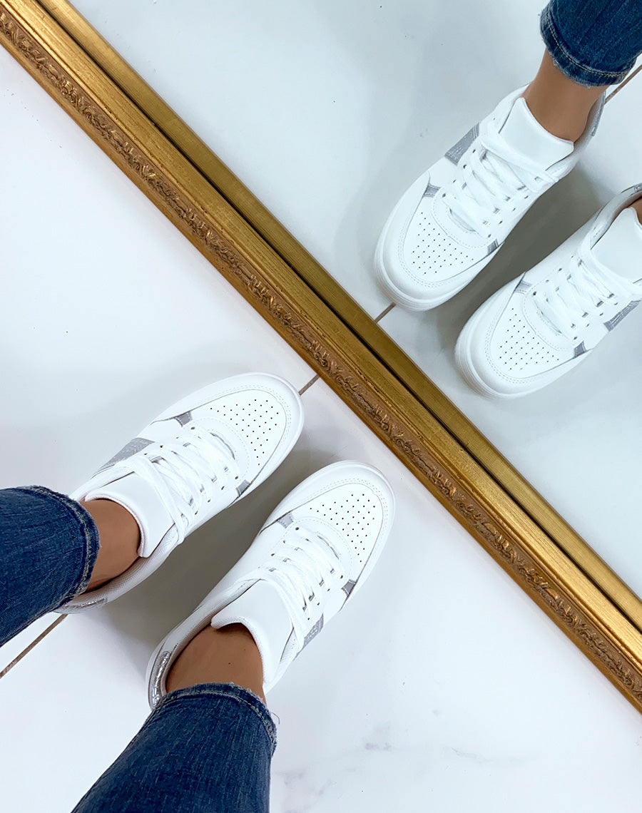 Baskets blanches à empiècements croco et argentés