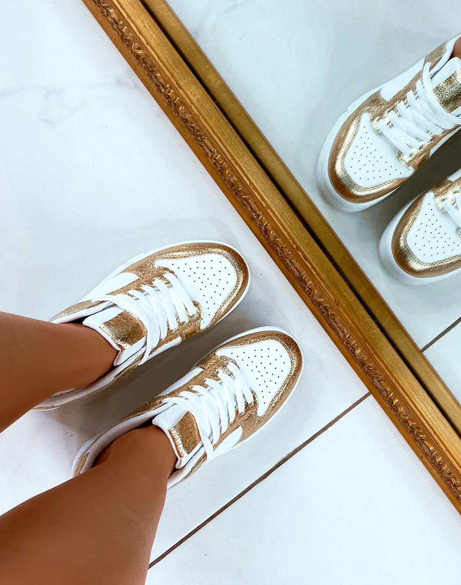 Baskets blanches à empiècements dorés