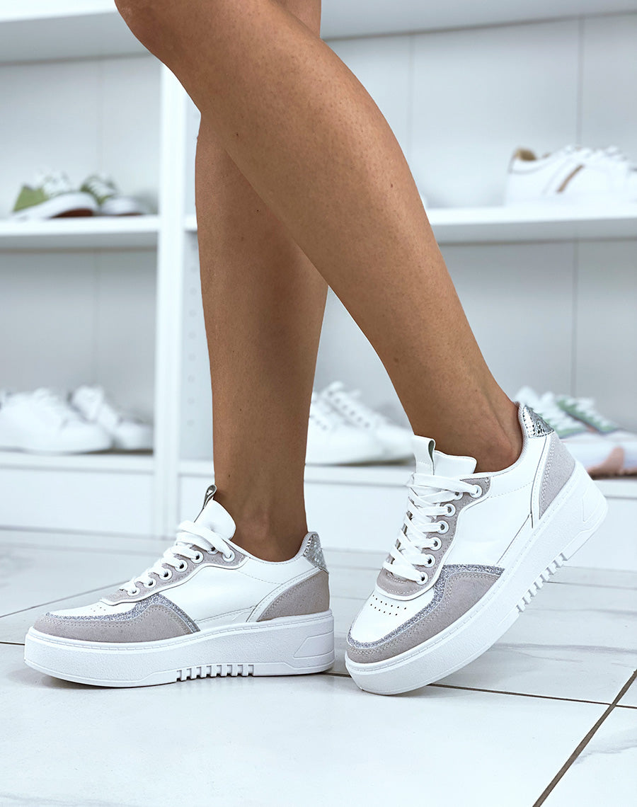 Baskets blanches à empiècements en suédine beige et argenté