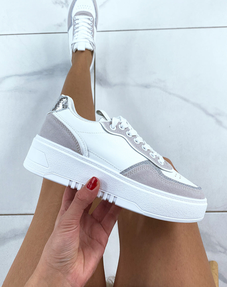 Baskets blanches à empiècements en suédine beige et argenté