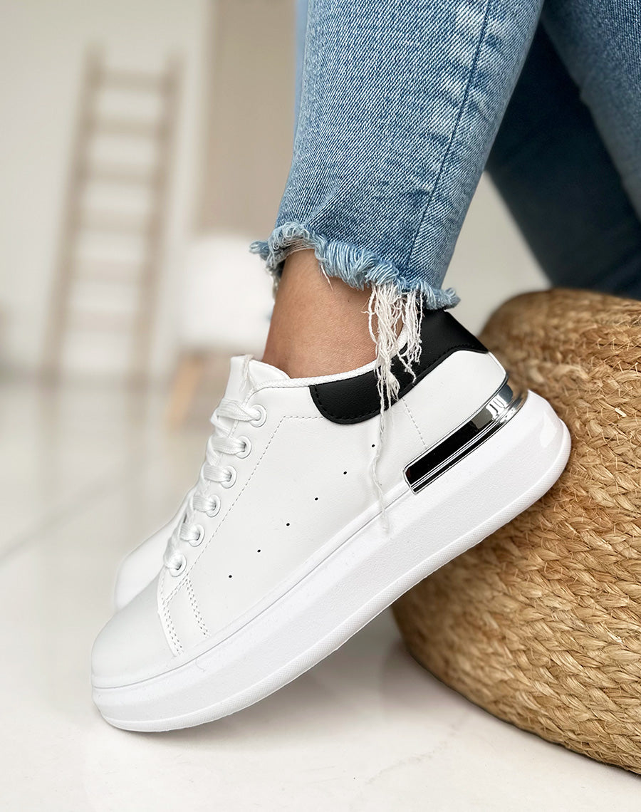 Baskets blanches à empiècements noir et argenté