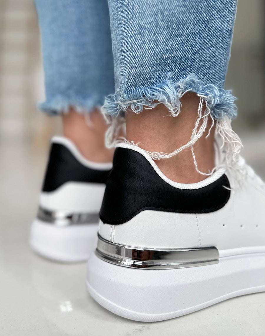 Baskets blanches à empiècements noir et argenté