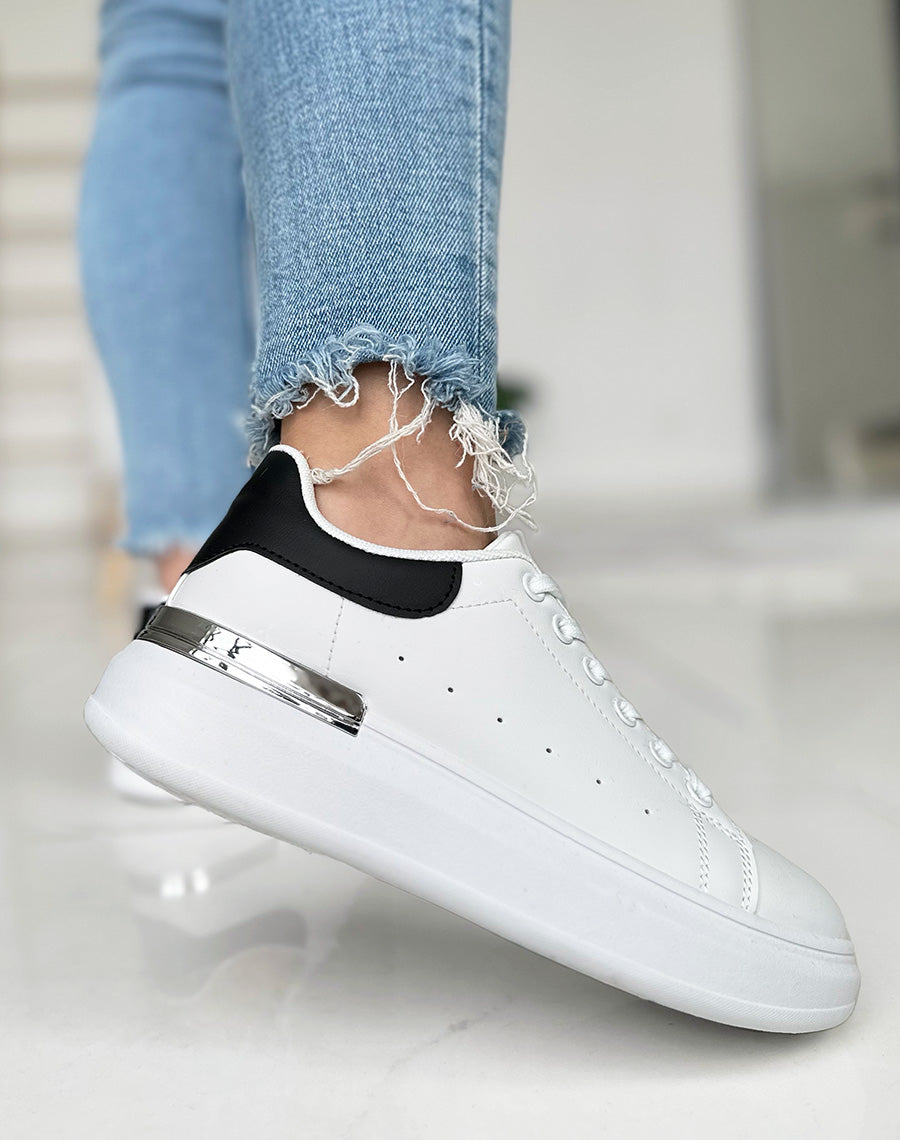 Baskets blanches à empiècements noir et argenté