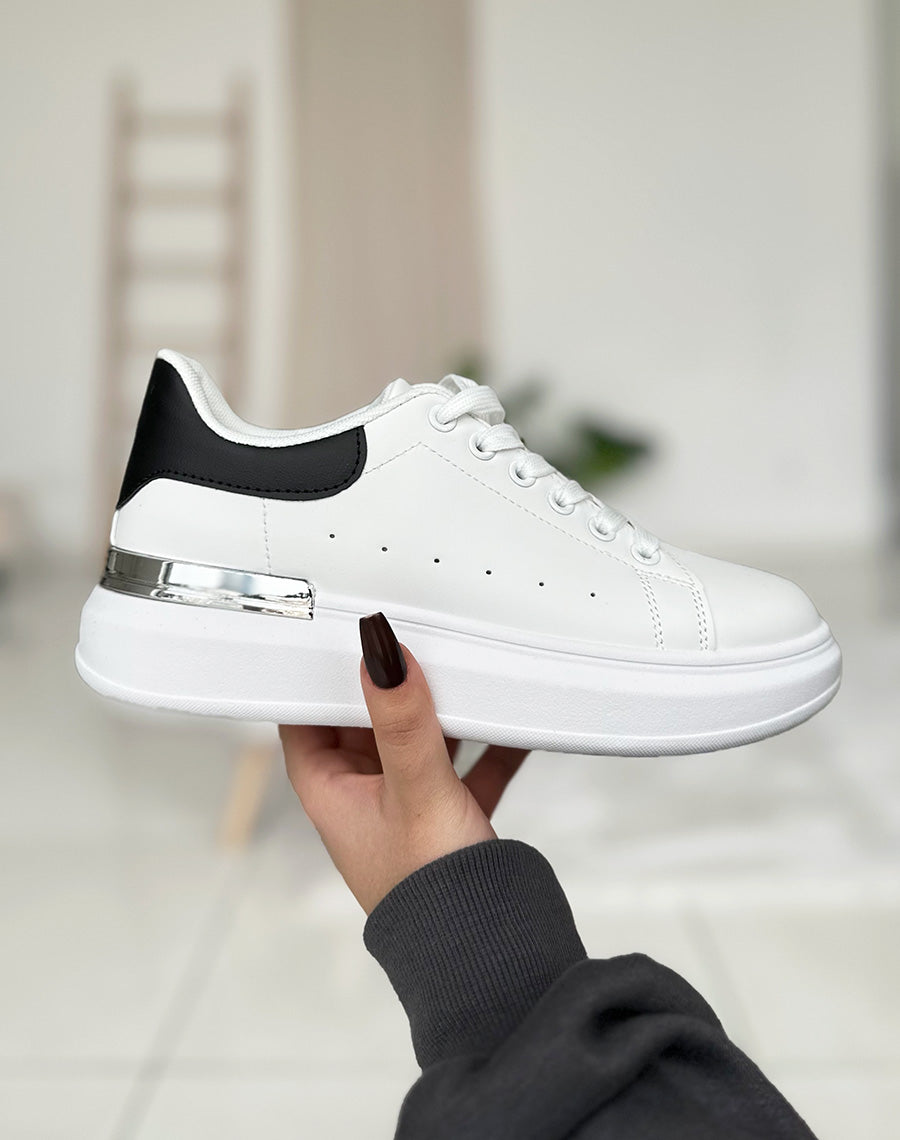 Baskets blanches à empiècements noir et argenté