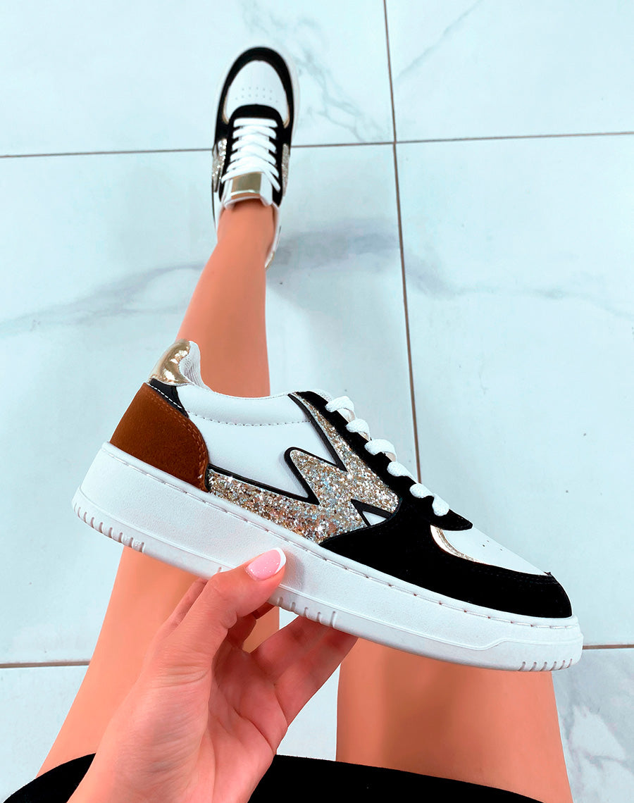 Baskets blanches à empiècements noirs et dorée et détails éclair pailleté