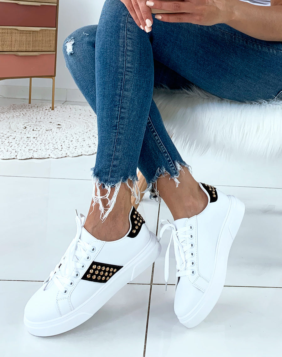 Baskets blanches à empiècements noirs ornés de clous