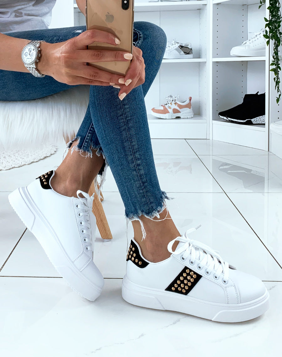Baskets blanches à empiècements noirs ornés de clous