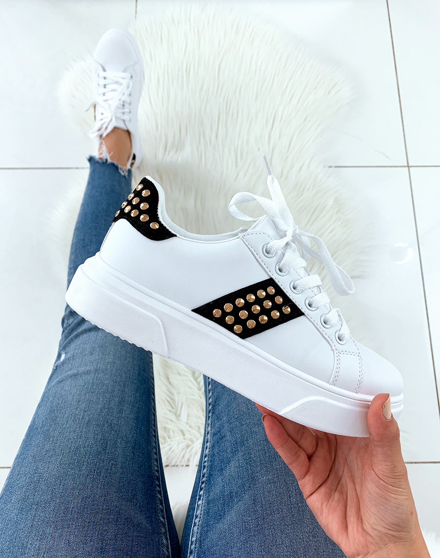Baskets blanches à empiècements noirs ornés de clous