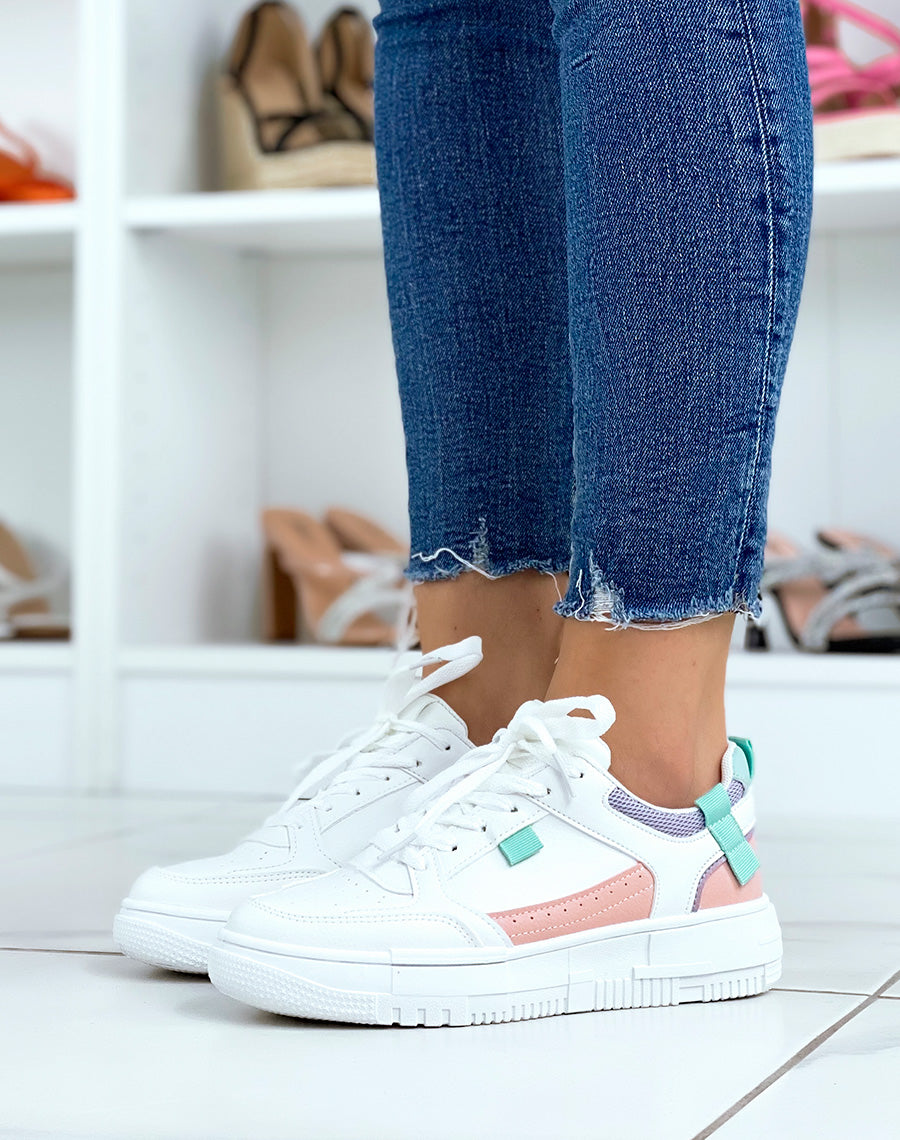 Baskets blanches à empiècements roses violets et vert d’eau