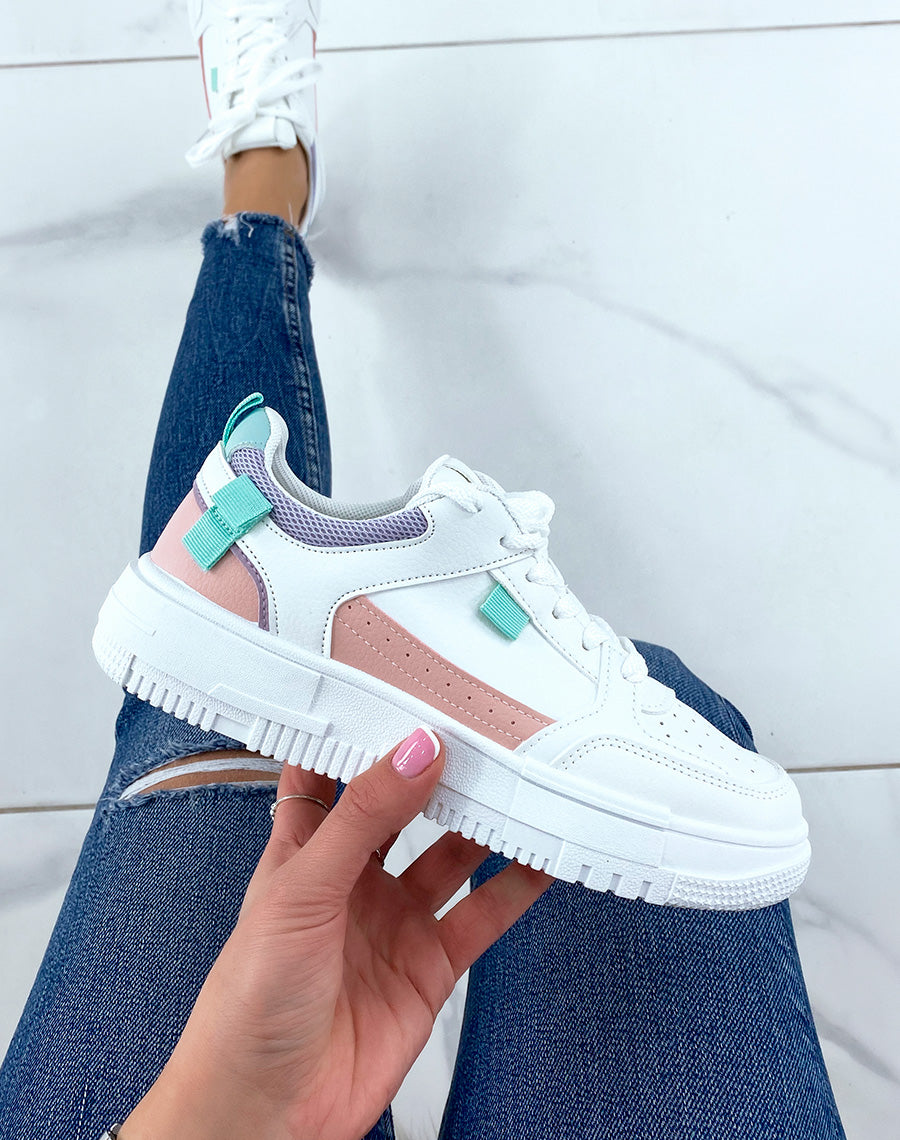 Baskets blanches à empiècements roses violets et vert d’eau