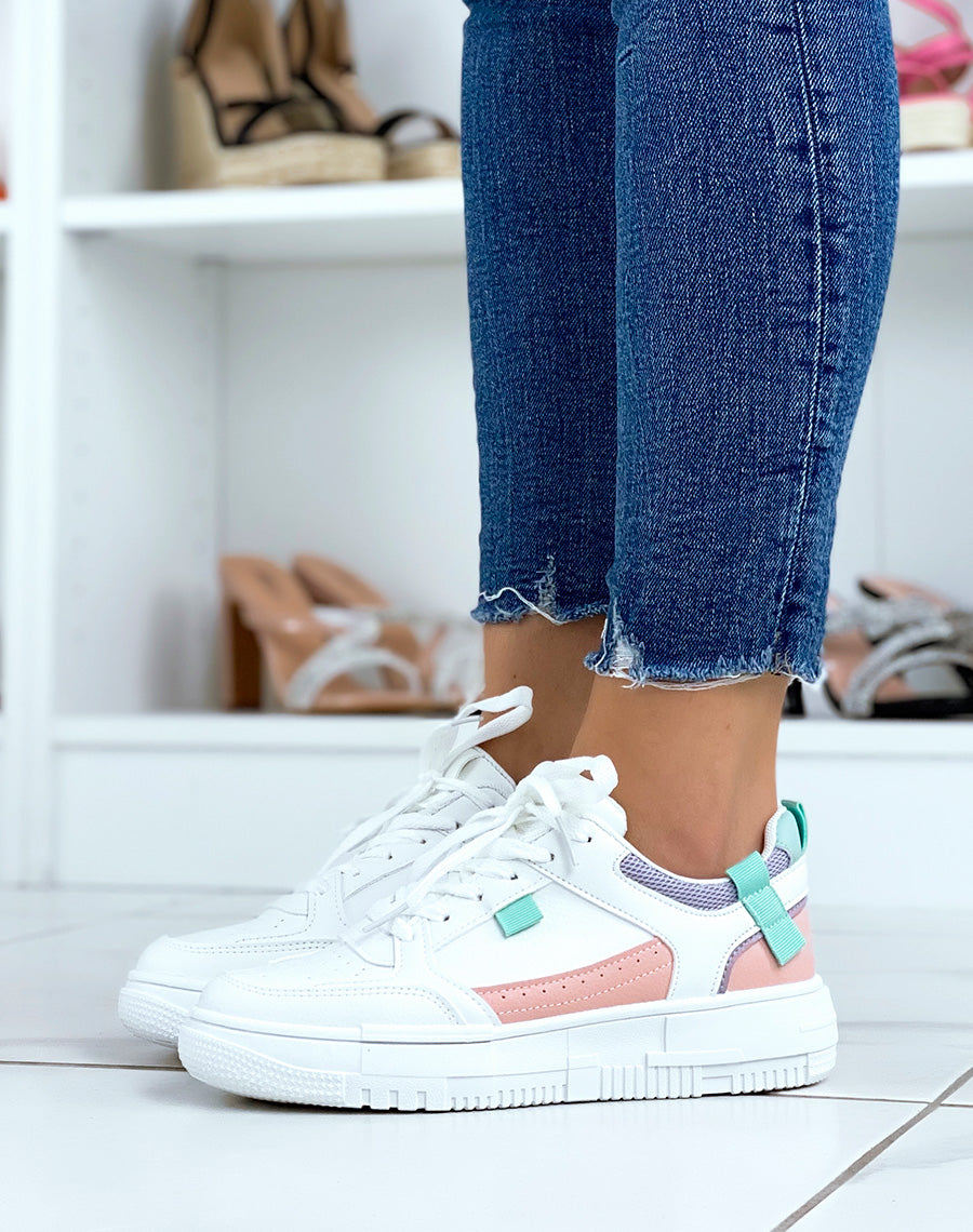 Baskets blanches à empiècements roses violets et vert d’eau