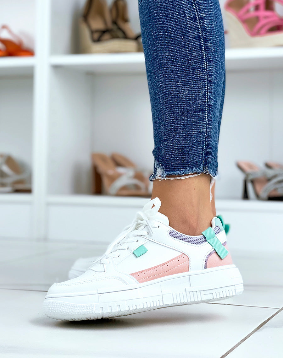 Baskets blanches à empiècements roses violets et vert d’eau