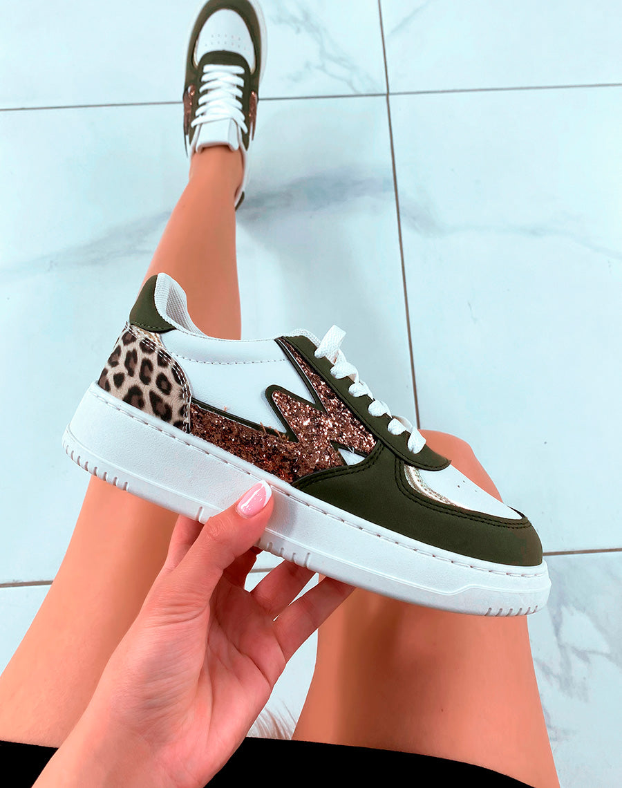 Baskets blanches à empiècements vert à motifs léopard et détails éclair pailleté