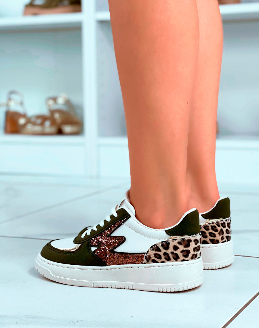 Baskets blanches à empiècements vert à motifs léopard et détails éclair pailleté