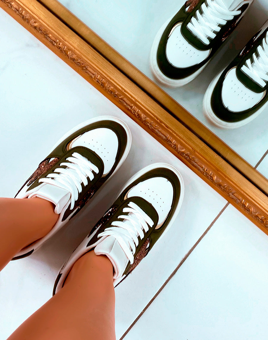 Baskets blanches à empiècements vert à motifs léopard et détails éclair pailleté