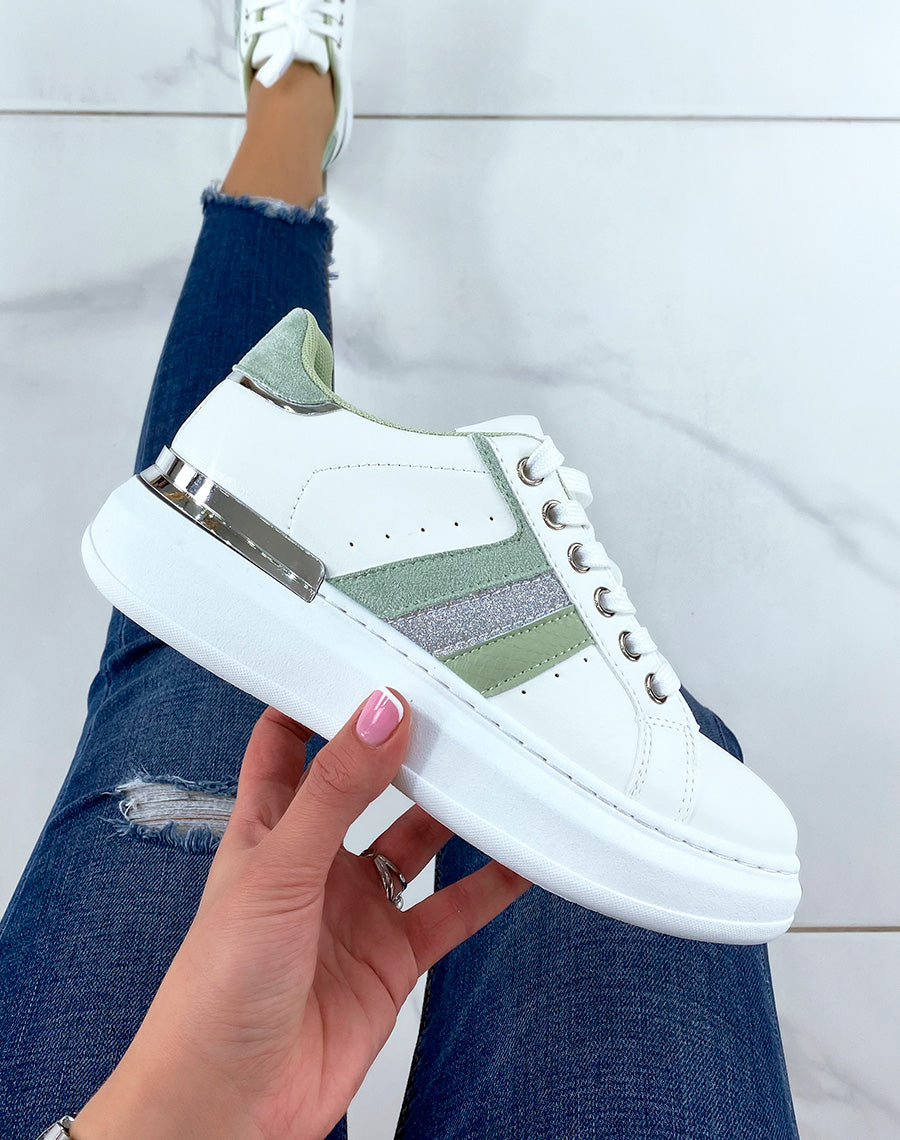 Baskets blanches à empiècements verts et argentés à paillets