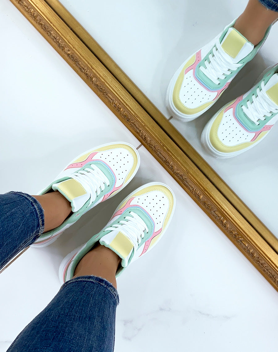 Baskets blanches à empiècements verts roses jaunes et bleus