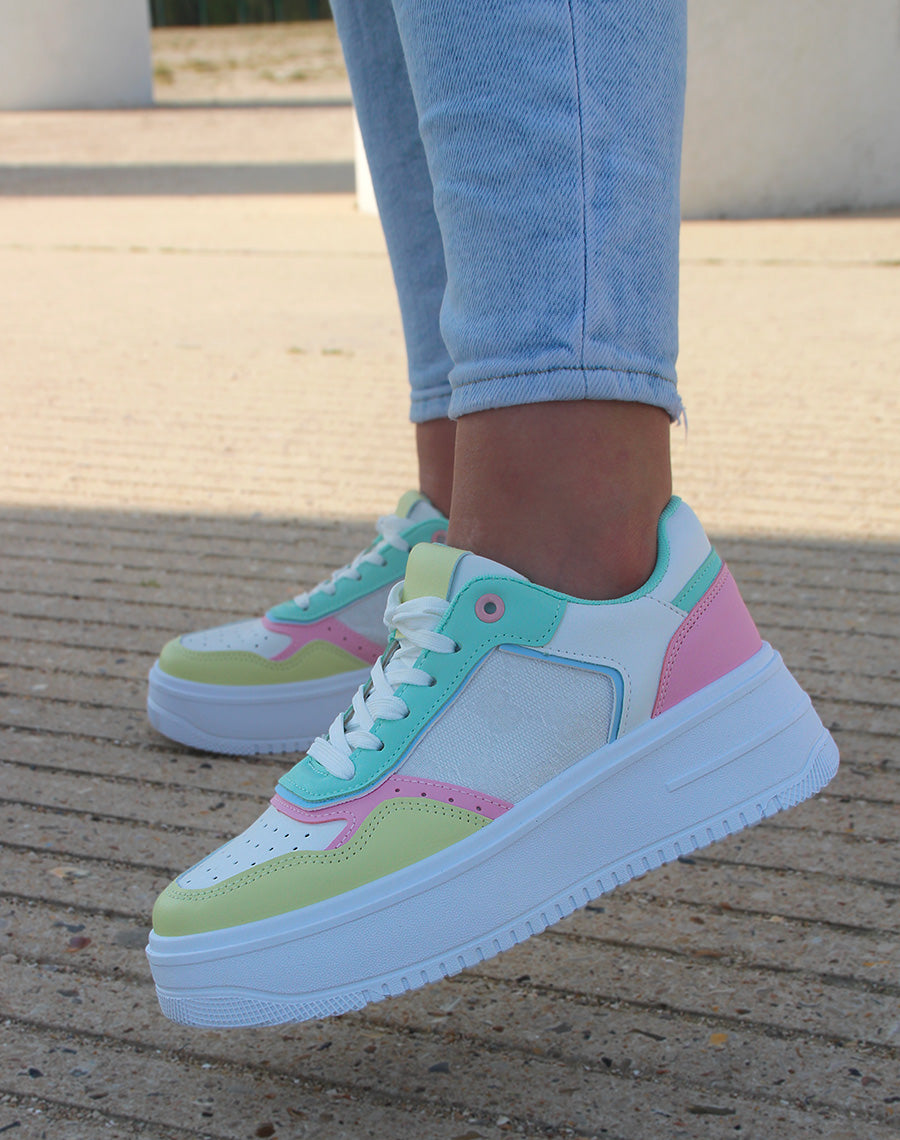 Baskets blanches à empiècements verts roses jaunes et bleus