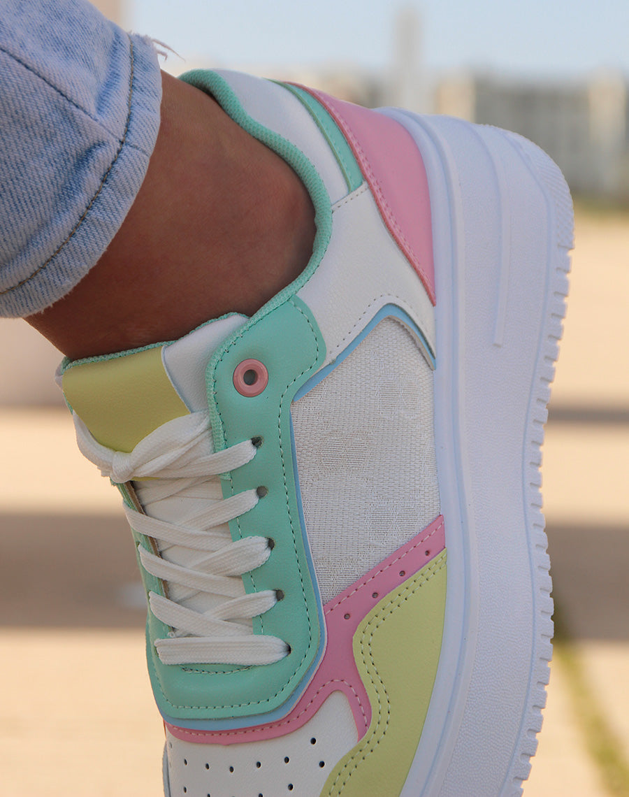 Baskets blanches à empiècements verts roses jaunes et bleus