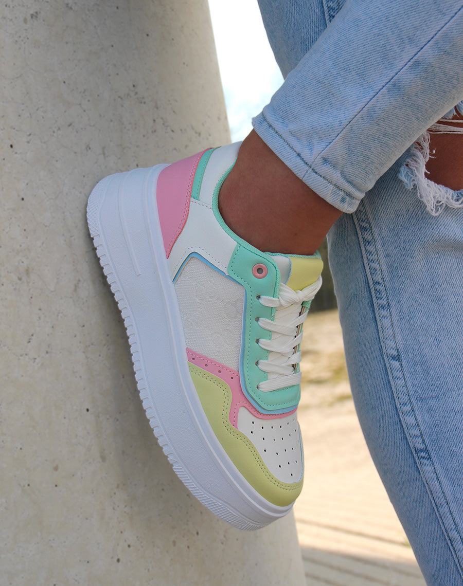 Baskets blanches à empiècements verts roses jaunes et bleus