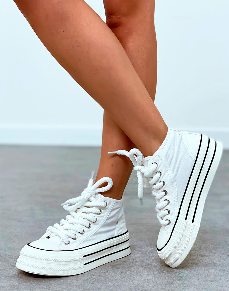 Baskets blanches en toile à bandes noires à lacet épais et à plateforme