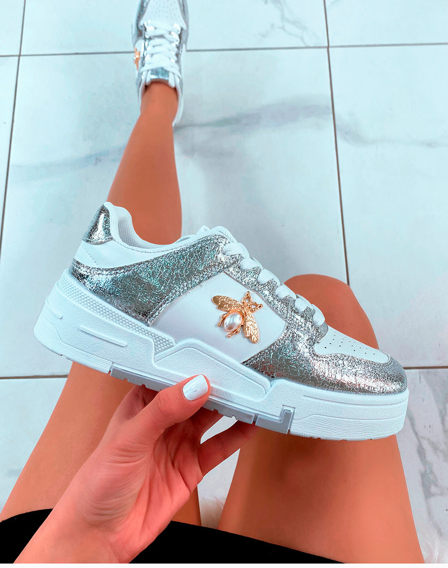 Baskets blanches et argentées à bijoux abeille