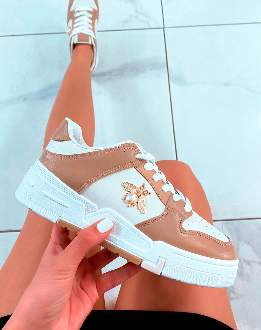 Baskets blanches et beiges à bijoux abeille