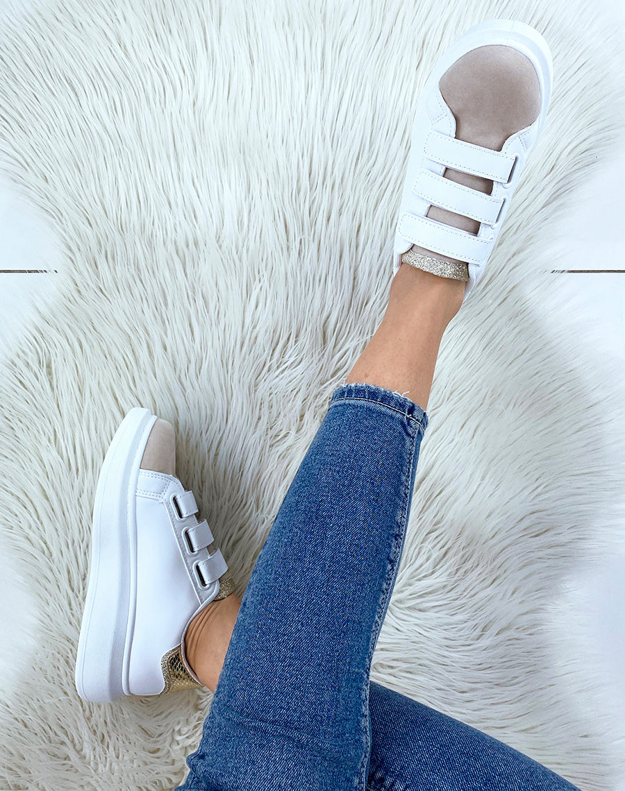 Baskets blanches et beiges à scratch et empiècement doré