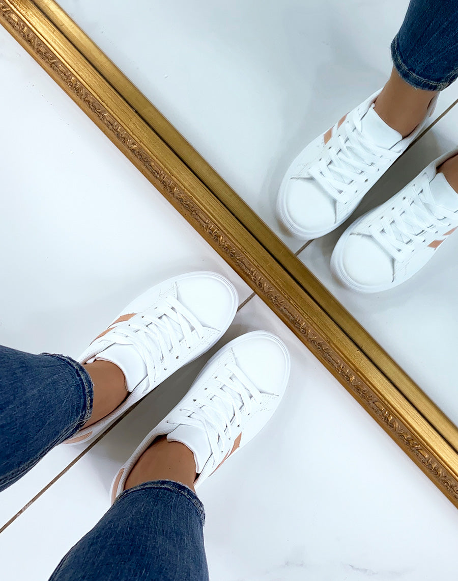 Baskets blanches et champagne basses