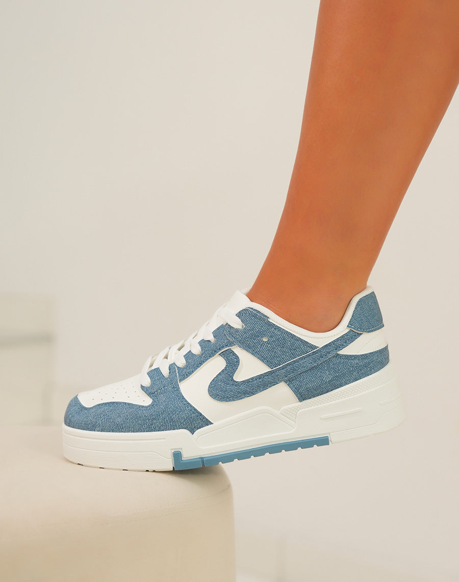Baskets blanches et en jean