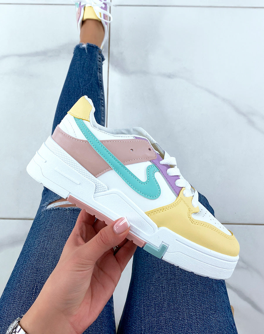 Baskets blanches et jaunes à détails pastels