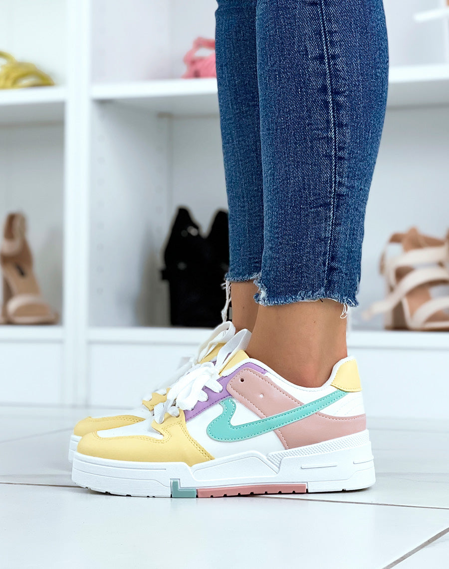 Baskets blanches et jaunes à détails pastels