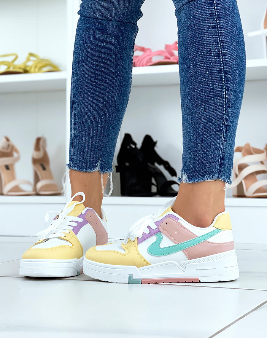 Baskets blanches et jaunes à détails pastels