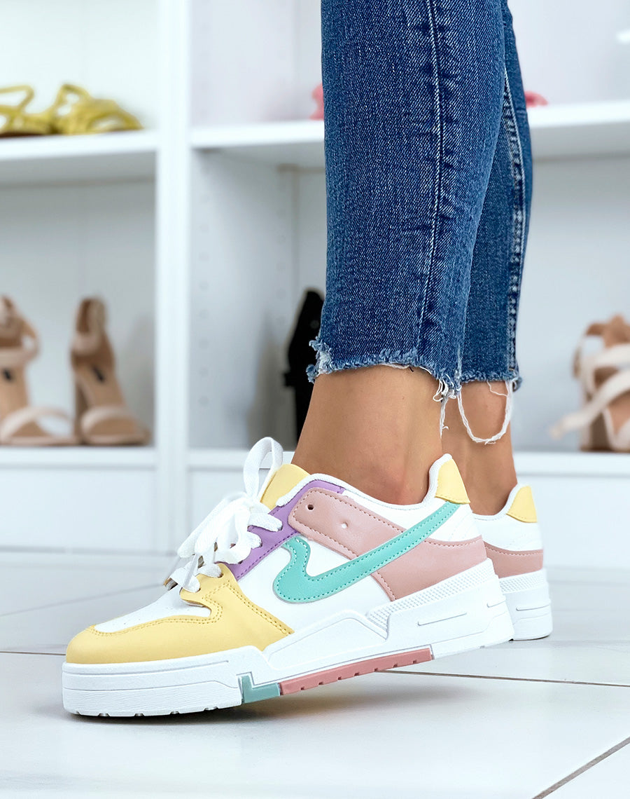 Baskets blanches et jaunes à détails pastels