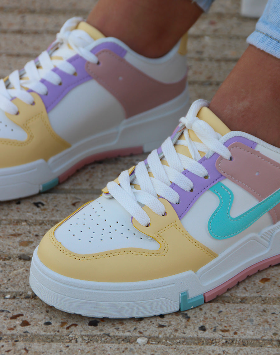Baskets blanches et jaunes à détails pastels
