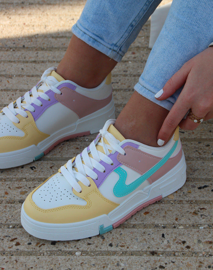 Baskets blanches et jaunes à détails pastels