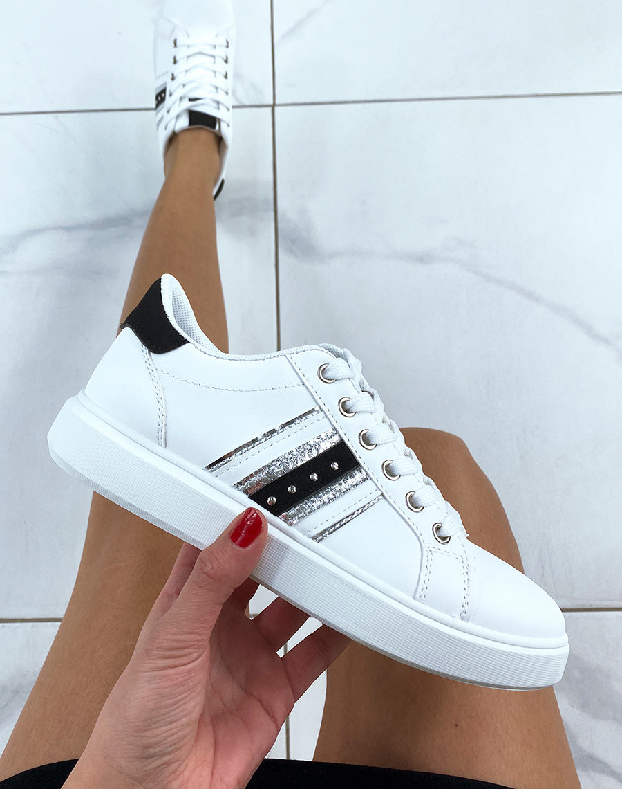Baskets blanches et noires à détails argentés