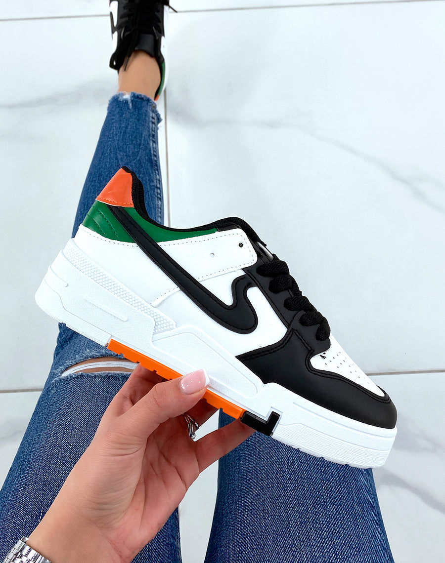 Baskets blanches et noires à détails orange et vert