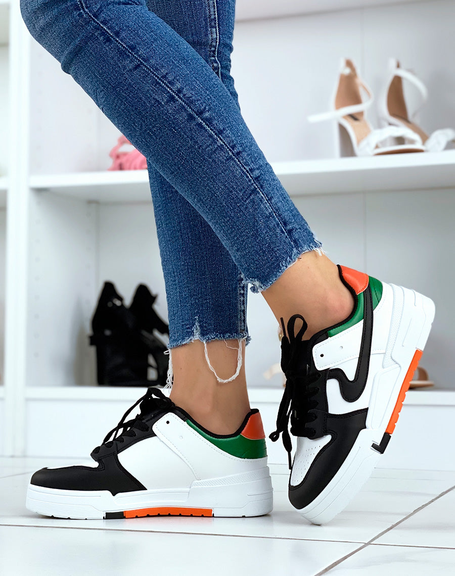 Baskets blanches et noires à détails orange et vert