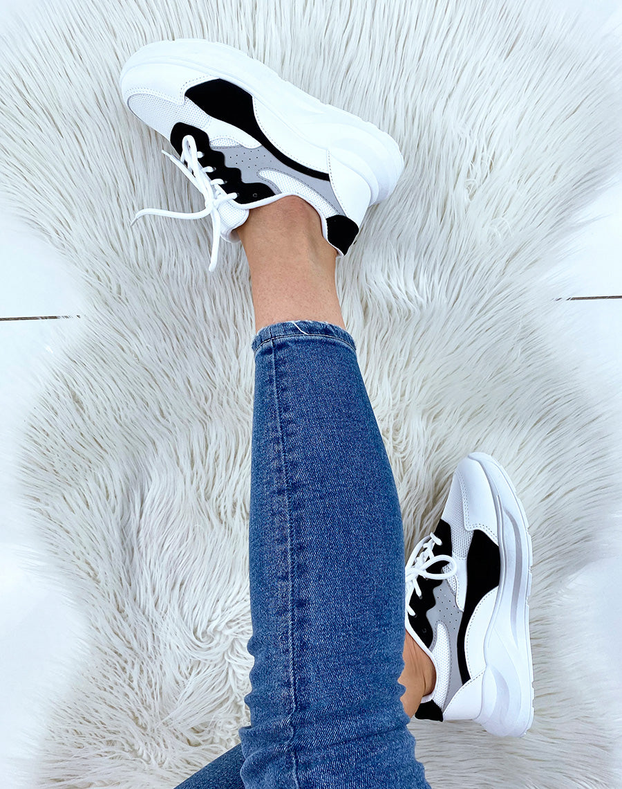 Baskets blanches et noires à semelle épaisse