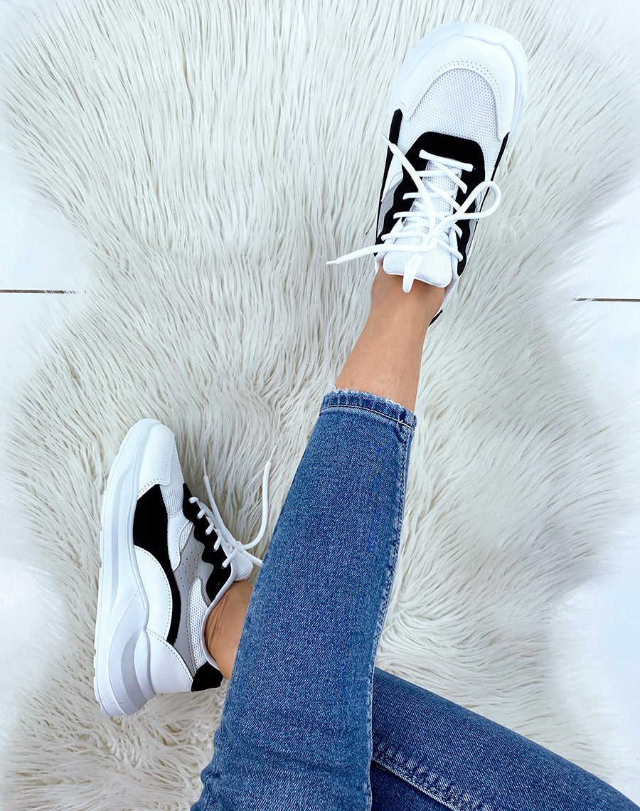 Baskets blanches et noires à semelle épaisse