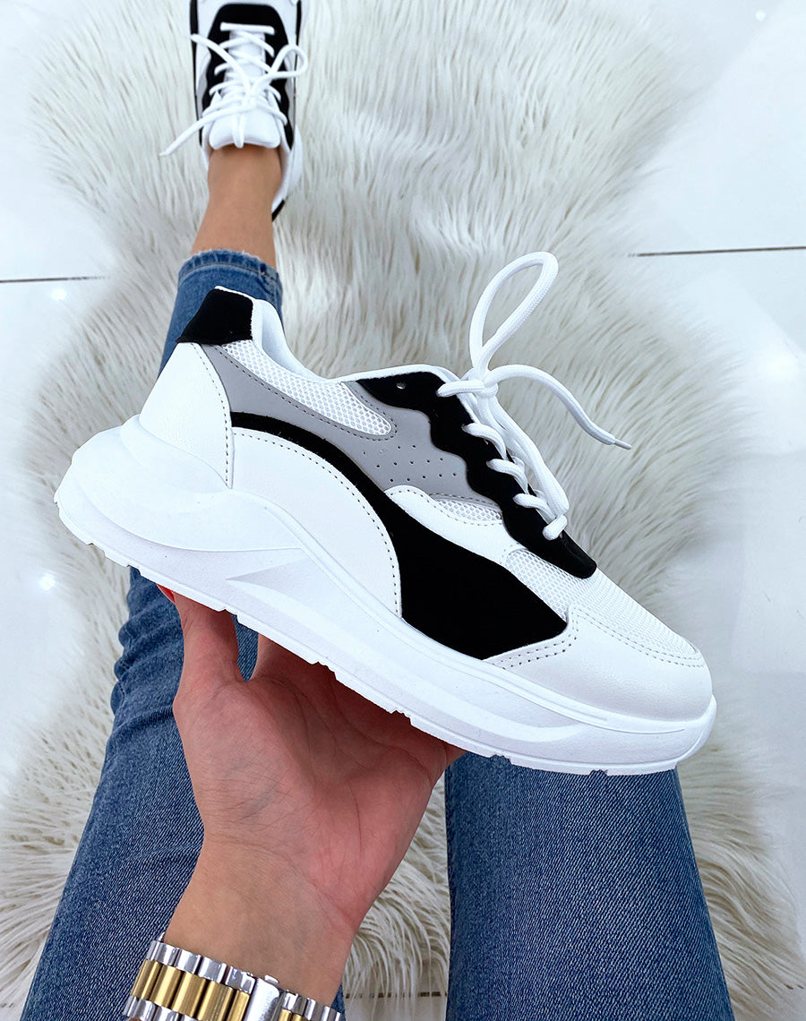 Baskets blanches et noires à semelle épaisse