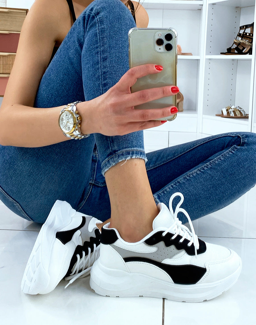 Baskets blanches et noires à semelle épaisse