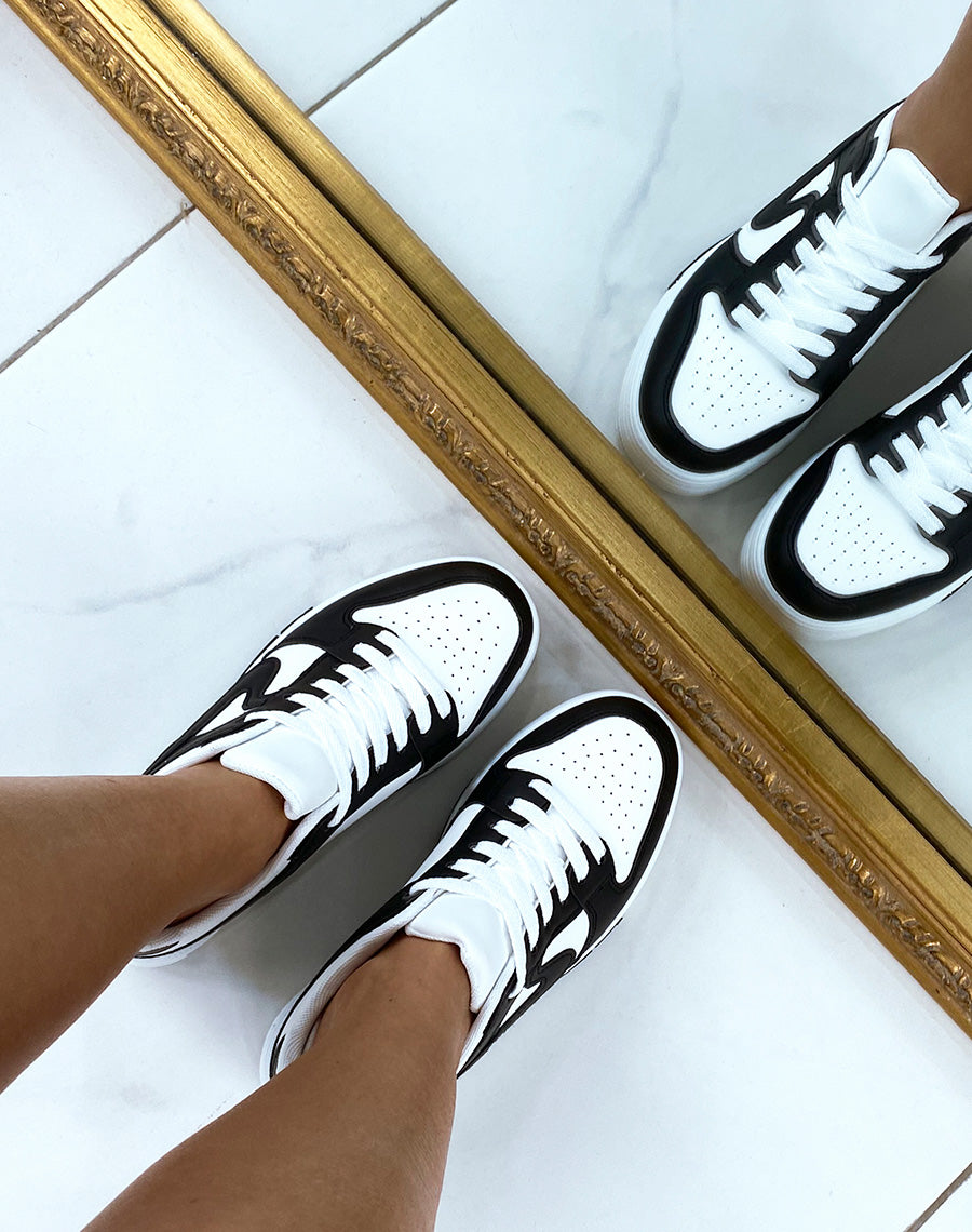 Baskets blanches et noirs