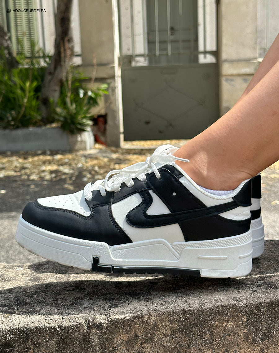 Baskets blanches et noirs