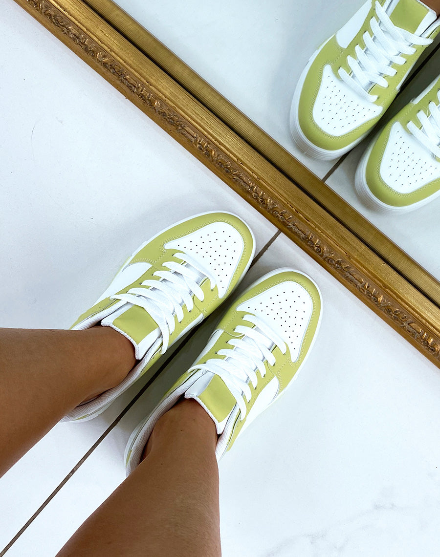 Baskets blanches et vert pomme