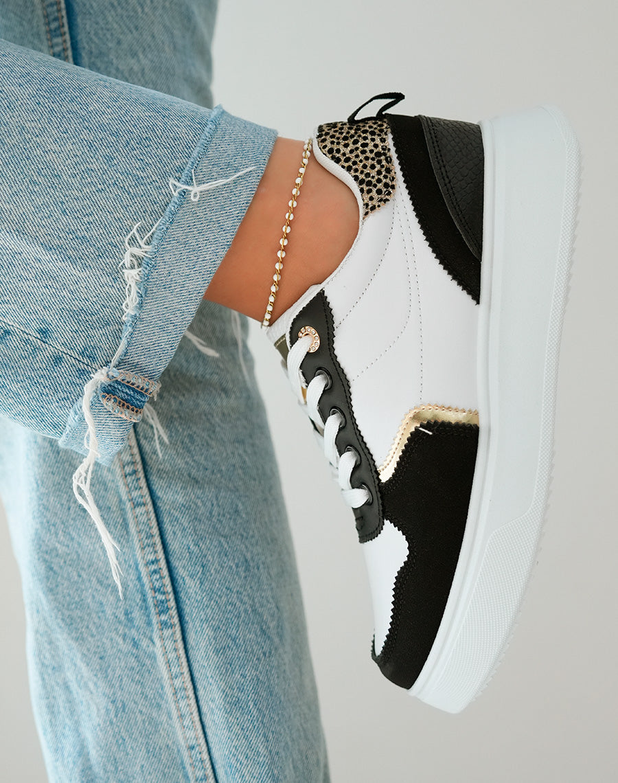 Baskets Blanches Femme à Empiècements Noirs et Détails Dorés