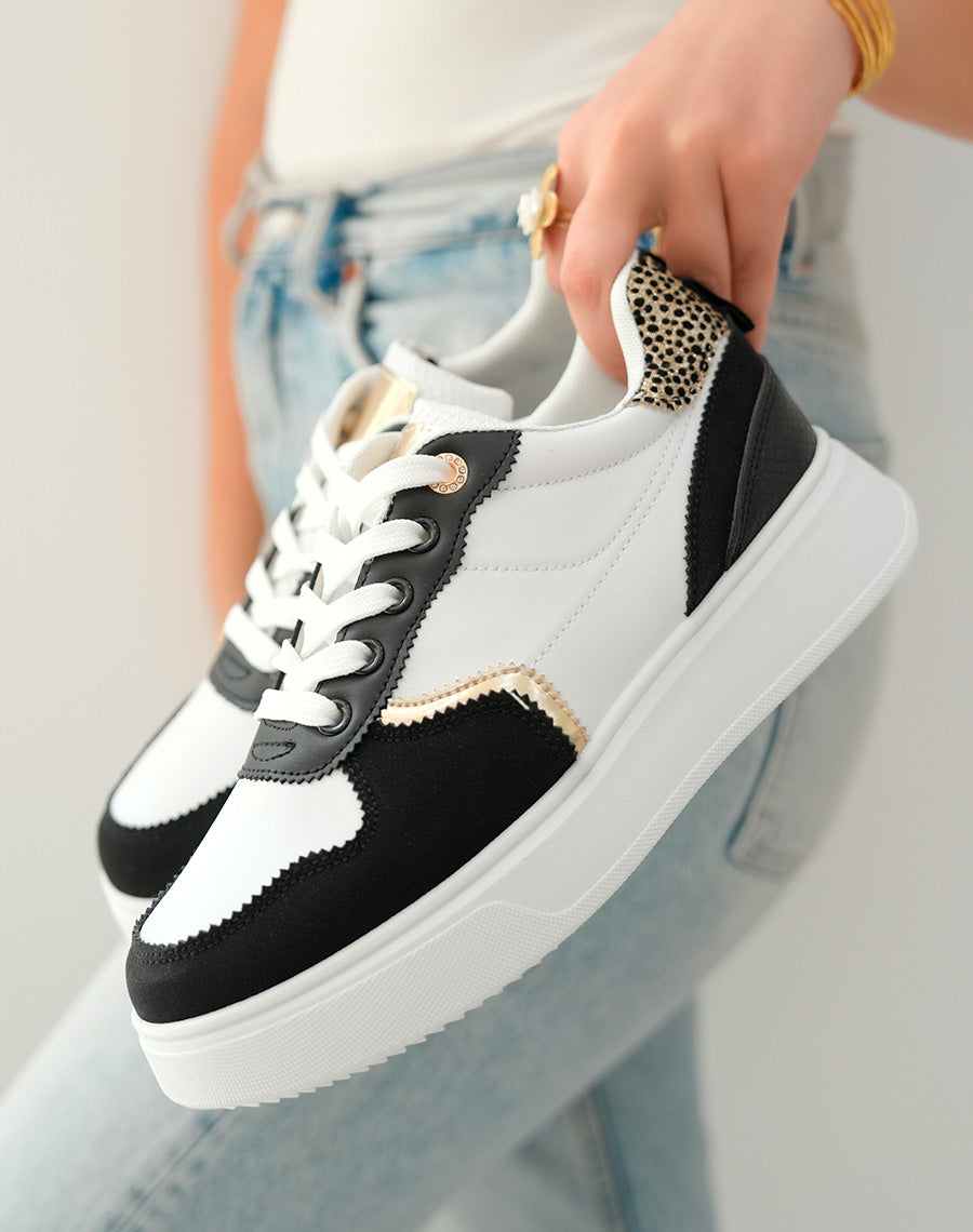 Baskets Blanches Femme à Empiècements Noirs et Détails Dorés