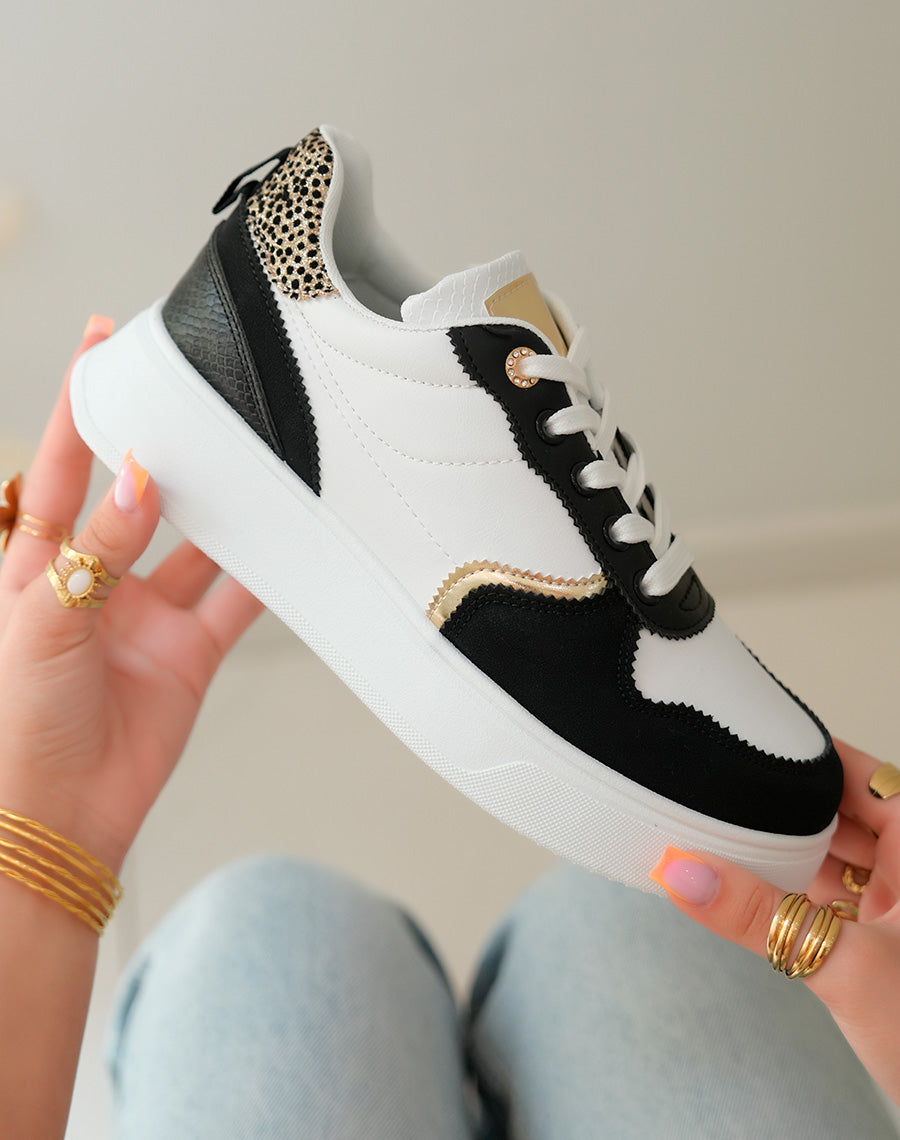 Baskets Blanches Femme à Empiècements Noirs et Détails Dorés
